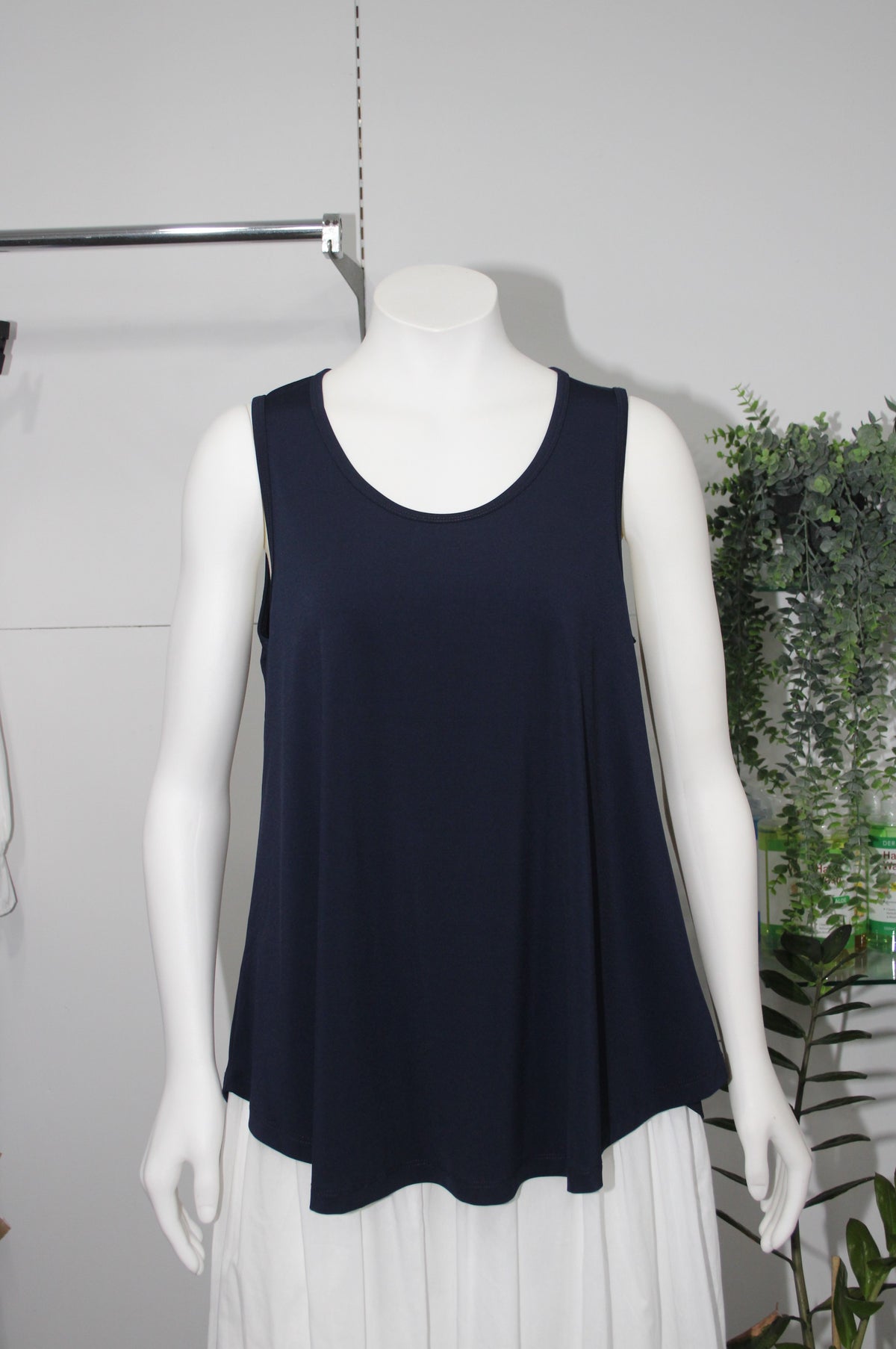 SLEEVLESS TANK TOP