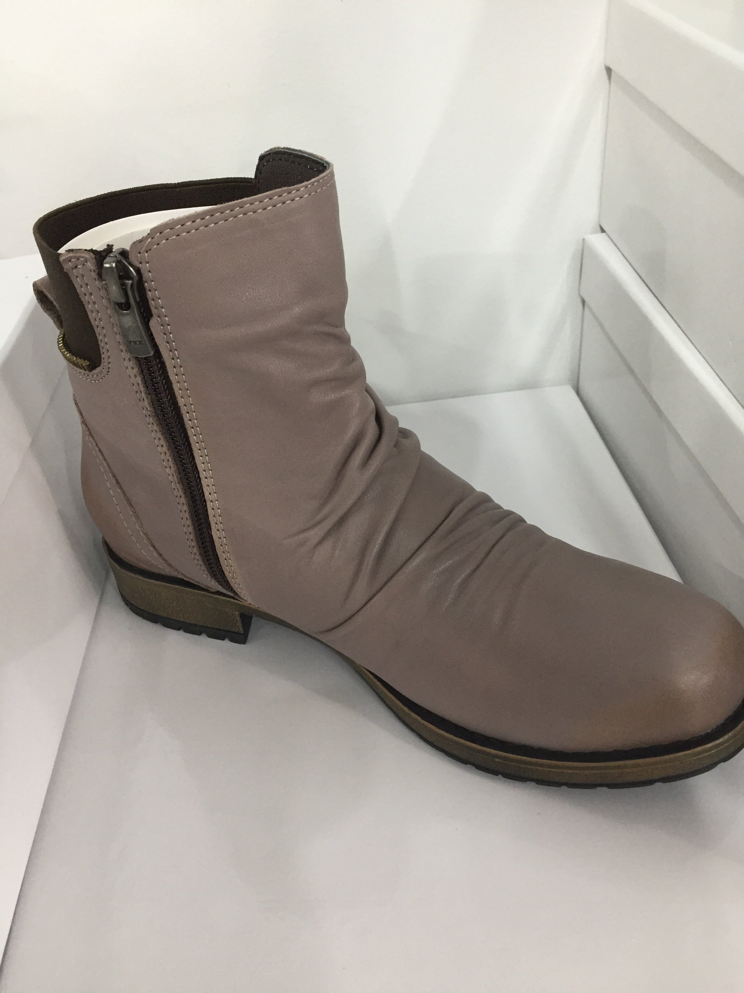 PLANET SHOES
