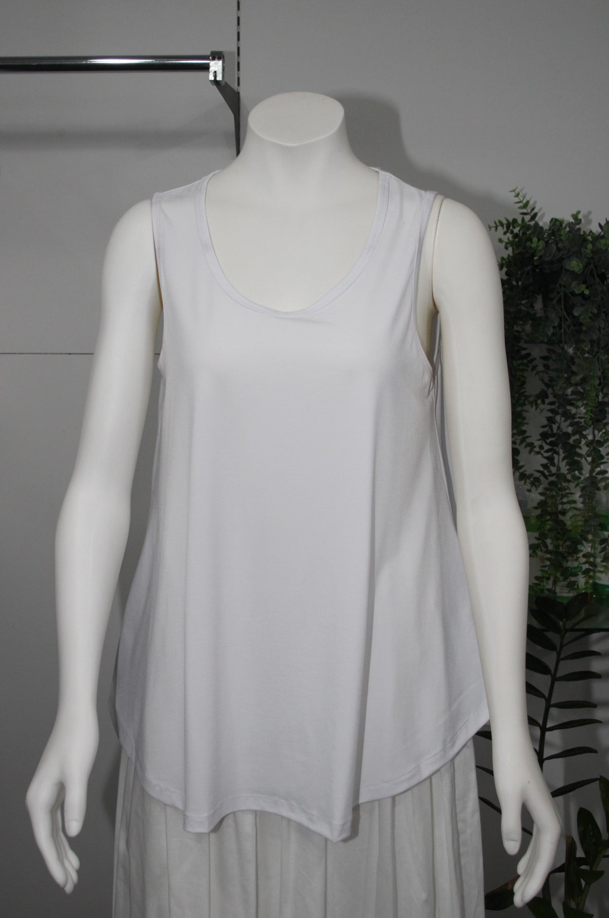 SLEEVLESS TANK TOP
